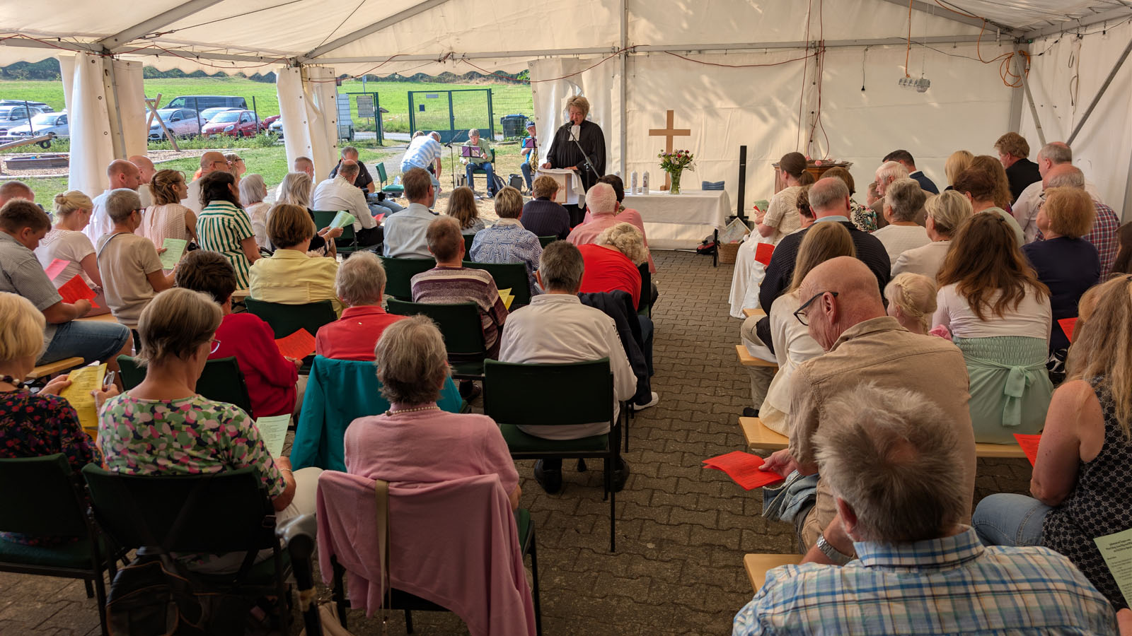 Gottesdienst in Apricke vor dem Vereinsheim